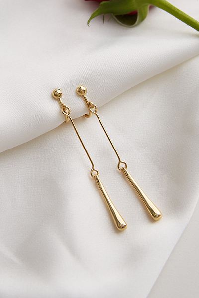 線型垂墜。夾式耳環