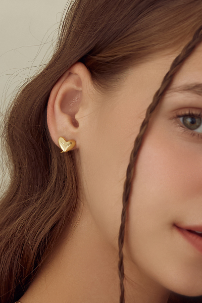 簡約光澤感愛心。夾式耳環