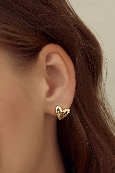 簡約光澤感愛心。銀針耳環