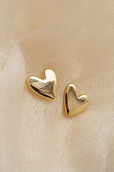 簡約光澤感愛心。銀針耳環