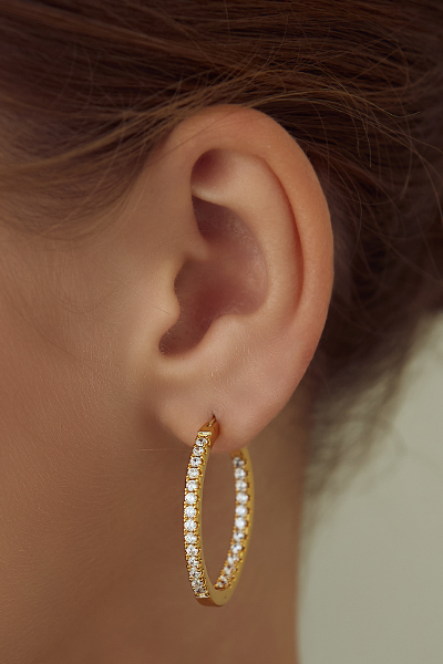 排列鋯石大圈。針式耳環
