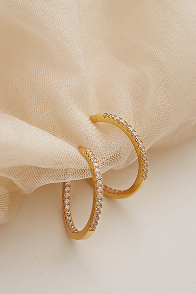 排列鋯石大圈。針式耳環