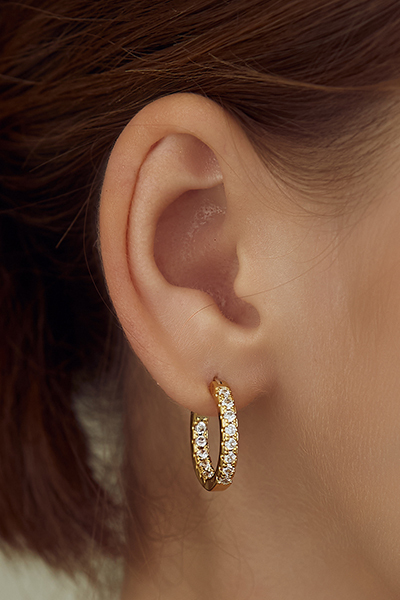 排列鋯石中圈。針式耳環