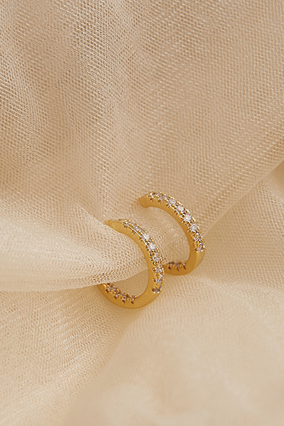 排列鋯石中圈。針式耳環