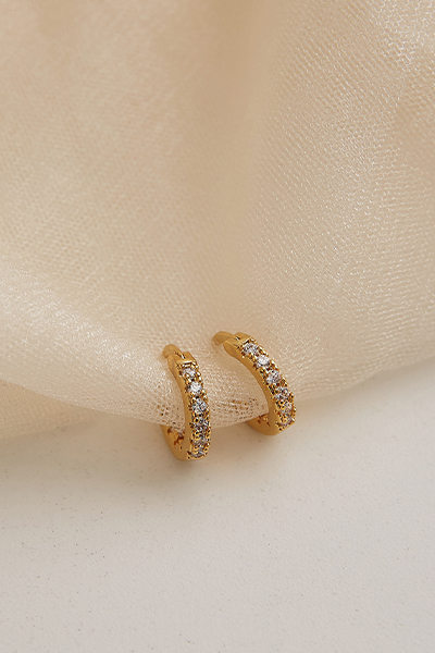 排列鋯石小圈。針式耳環