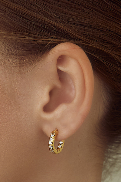 排列鋯石小圈。針式耳環