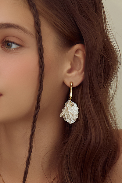 花瓣單鑽吊墜。銀針耳環