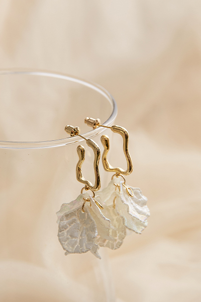 花瓣單鑽吊墜。銀針耳環