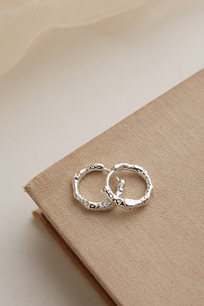 不規則圈圈感。銀針耳環(銀)