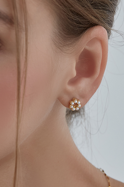 迷你珍珠波堤。銀針耳環