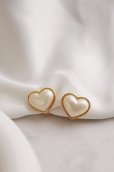 光感珍珠愛心。夾式耳環