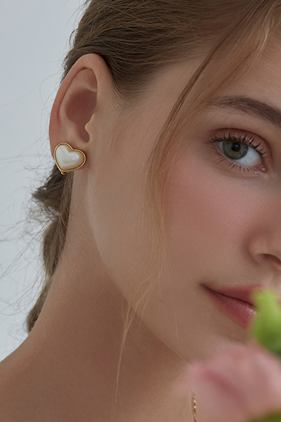 光感珍珠愛心。夾式耳環