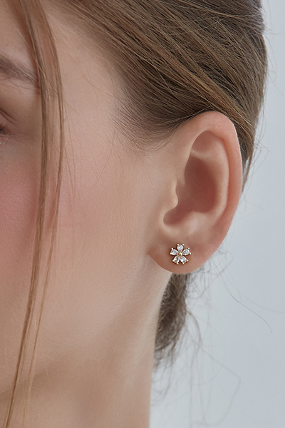 小鑽花朵。銀針耳環