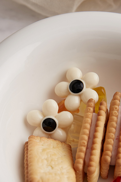 俏皮復古花朵。銀針耳環(白)