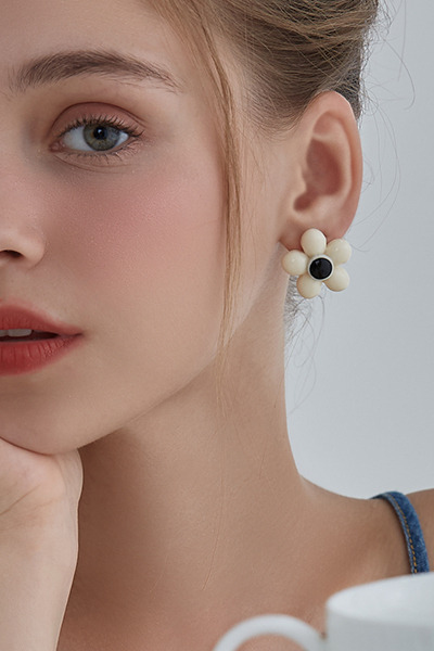 俏皮復古花朵。銀針耳環(白)