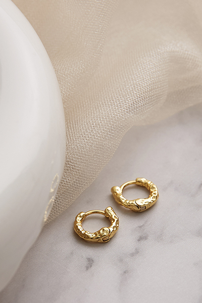 光感不規則圈圈。銀針耳環(金)