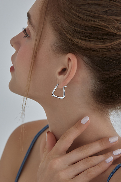 幾何梯形。銀針耳環