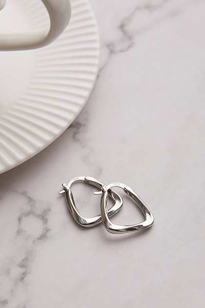 幾何梯形。銀針耳環