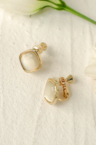 水透貓眼石。夾式耳環