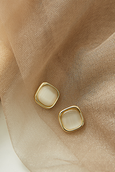 水透貓眼石。銀針耳環