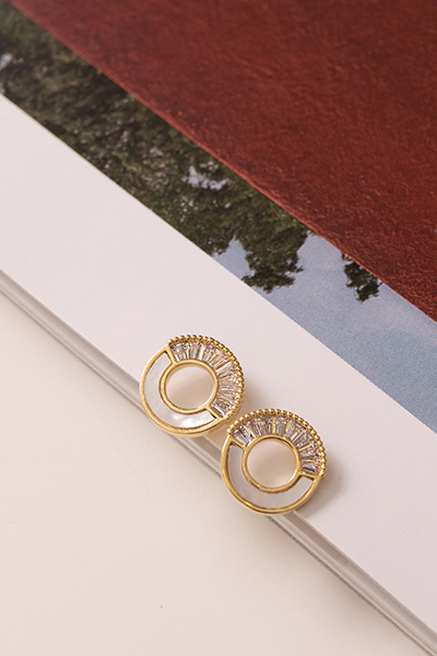 貝殼拼接鑽感。夾式耳環