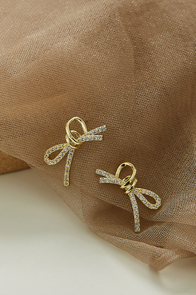 鋯石蝴蝶結。銀針耳環