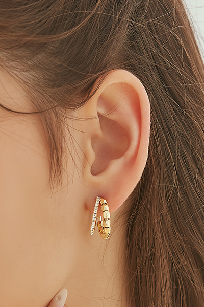 雙層閃耀感。銀針耳環