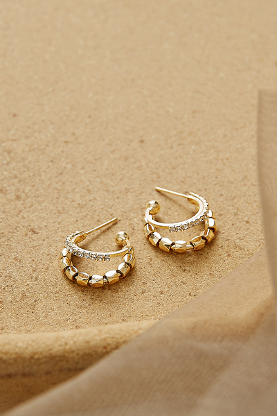 雙層閃耀感。銀針耳環