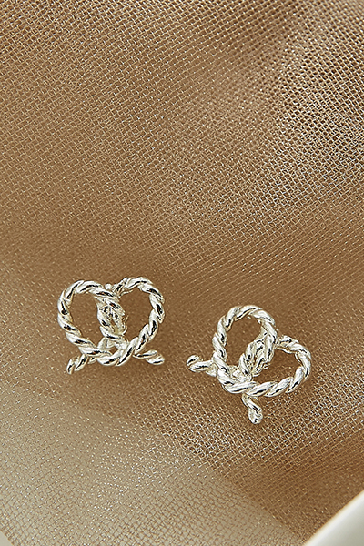 麻花扭結愛心。銀針耳環