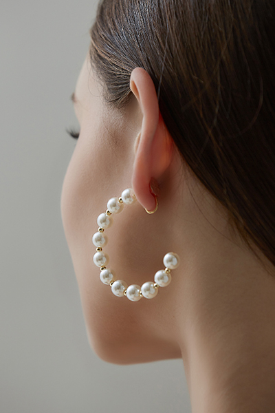 大C排列珍珠。夾式耳環