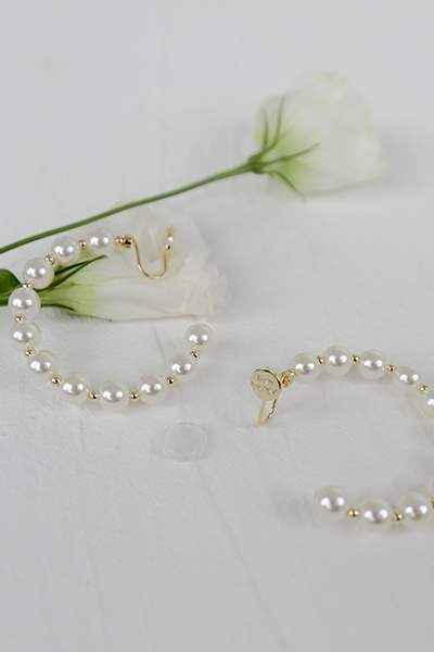 大C排列珍珠。夾式耳環