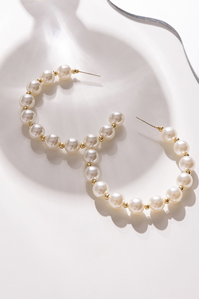 大C排列珍珠。銀針耳環