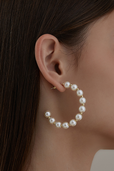 大C排列珍珠。銀針耳環