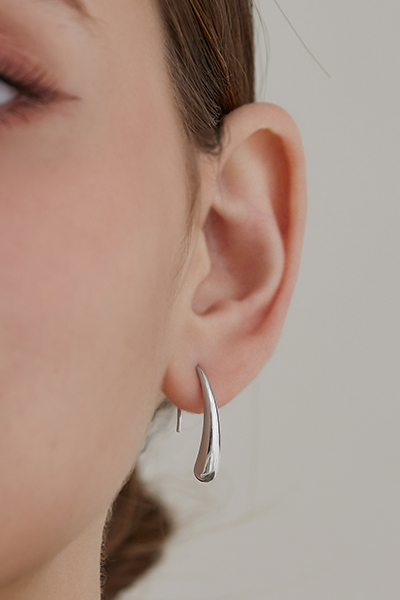 不規則水滴型。鋼針耳環(銀)