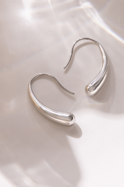 不規則水滴型。鋼針耳環(銀)