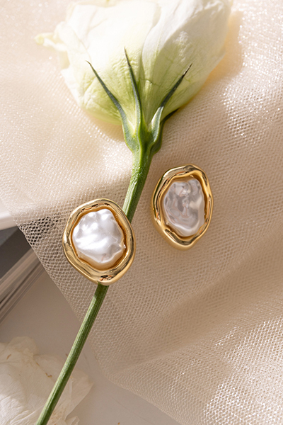 不規則珍珠。銀針耳環(金)