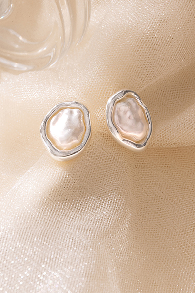 不規則珍珠。銀針耳環(銀)