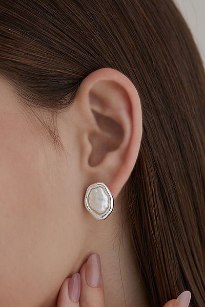 不規則珍珠。銀針耳環(銀)