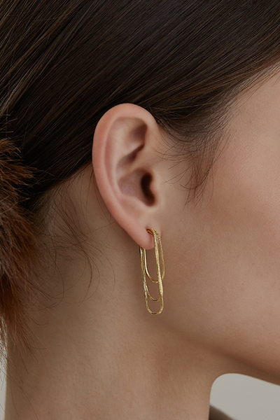 層次圓圈。銀針耳環