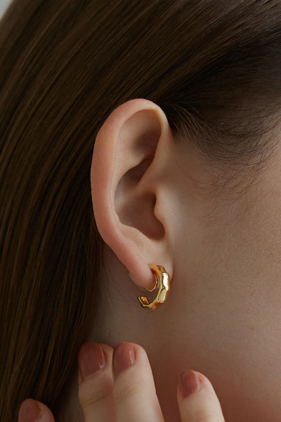 骨感C型耳圈。夾式耳環