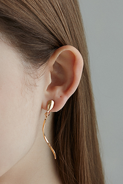 波浪搖曳線條。夾式耳環