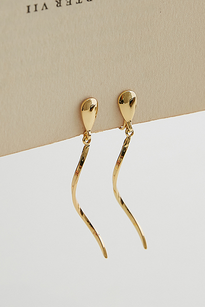 波浪搖曳線條。夾式耳環
