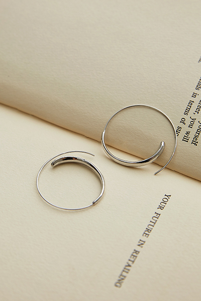 圓圈流線型。針式耳環(銀)