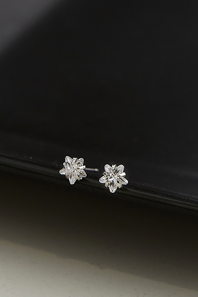 低調星鑽。銀針耳環-6mm