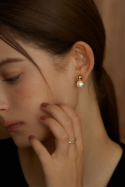 雙珠造型。銀針耳環