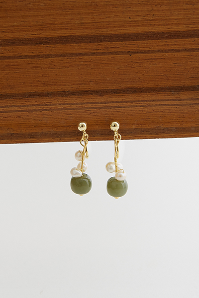 綠水晶珍珠吊墜。夾式耳環