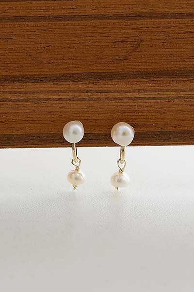 珍珠吊墜。夾式耳環