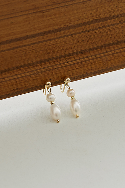 米粒造型珍珠。夾式耳環