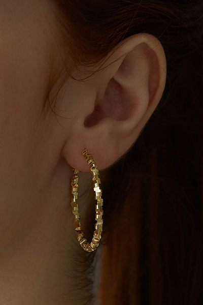 小碎石大圓圈造型。針式耳環