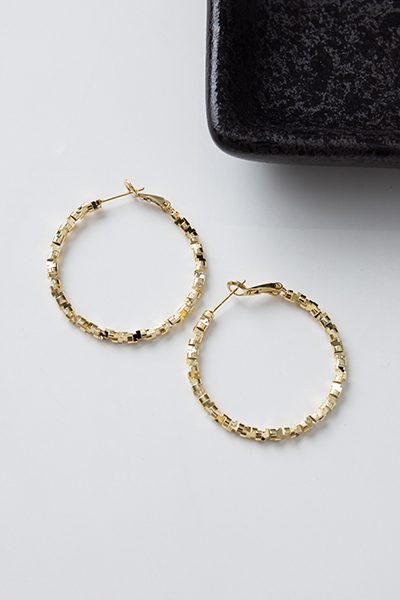 小碎石大圓圈造型。針式耳環